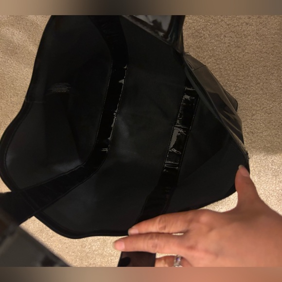 Marc Jacobs Daisy Large Daisy Black Patent Shopper Tote Bag - Picture 4 of 8